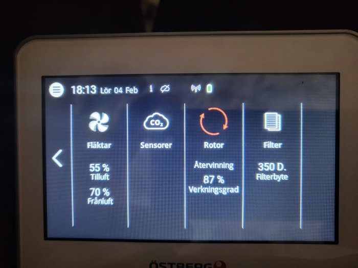 Ventilationssystem-display visar fläktstatus, sensorer, återvinning, filterbyteinfo. Datum och tid syns också.