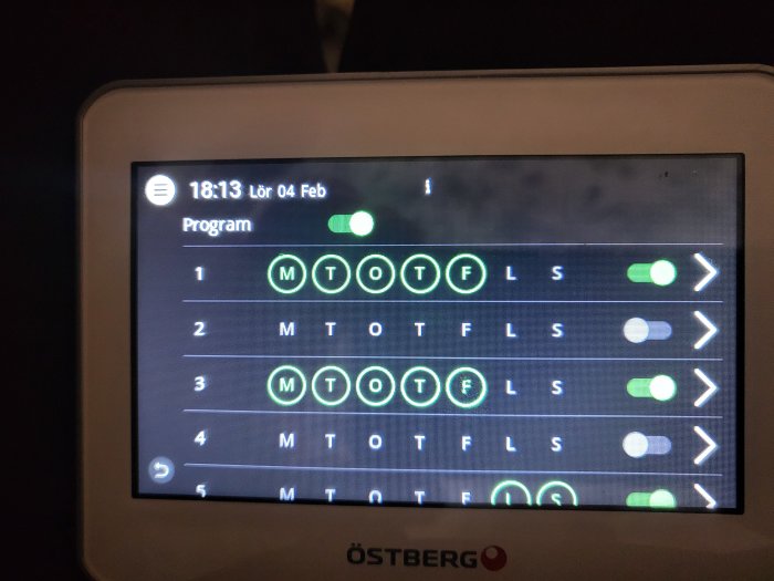 Digitalt kontrollpanelsschema för veckoprogram, gröna markeringar visar aktiva dagar.