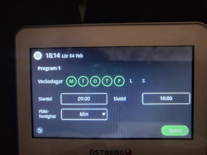 En digital display visar inställningar för veckodagar, start- och sluttid för ett program, märkt "ÖSTBERG".