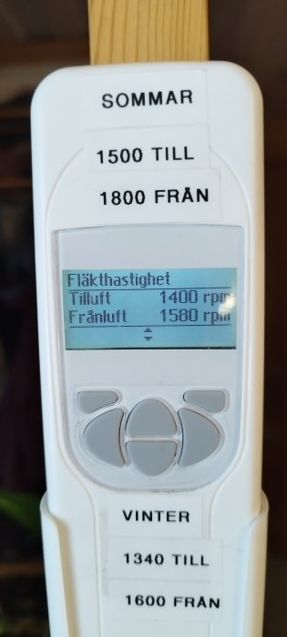 En elektronisk enhet med display visar inställningar för sommar och vinter, justerbar fläkthastighet.