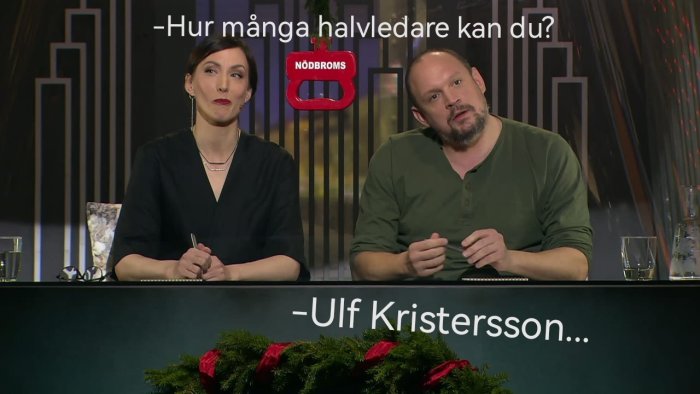 Två personer vid bord, i TV-studio, med text "Hur många halvledare kan du?" och "Ulf Kristersson".