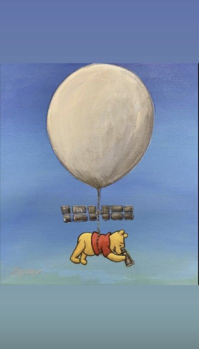 Illustration av en ballong som svävar i luften med en animerad björn hängande under, bunden av honungsburkar.