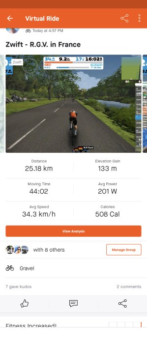 Skärmdump av virtuell cykeltur i Zwift, visar distans, tid, hastighet och interaktioner från andra användare.