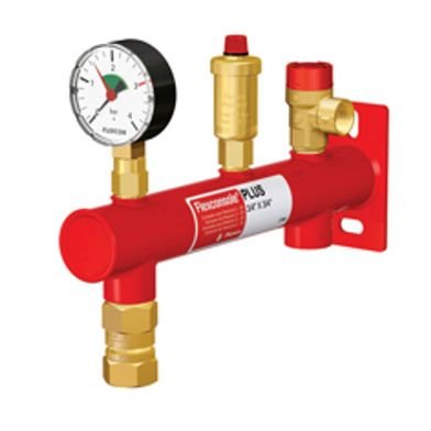 Röd säkerhetsgrupp för värmesystem med manometer, tryckavlastningsventil och kopplingar, monterad på en röd väggfäste.
