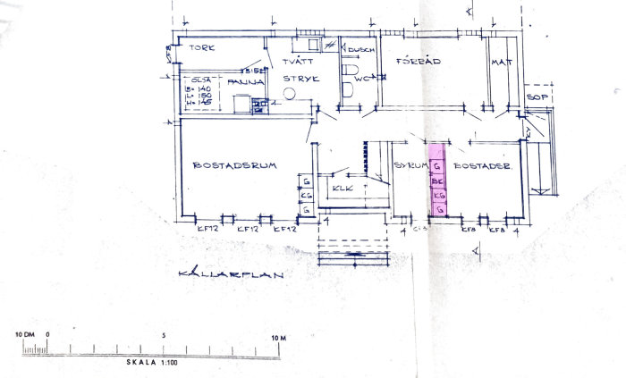 Arkitektonisk ritning, planlösning, skala 1:100, källarplan, rumsetiketter, måttangivelser, tekniska installationer.