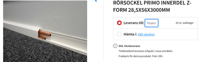 Vit golvlist med integrerad kanal för kopparledningar mot grått golv och vit vägg.