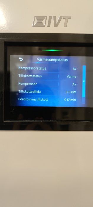 Display visar status för värmepump: av, uppvärmning pågår, tillskottseffekt 3.0 kW, ingen fördröjning till tillskott.