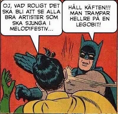 Batman-intecknad figur klädd i dräkt slår annan figur med pratbubblor och svensk text om Melodifestivalen och legobitar.