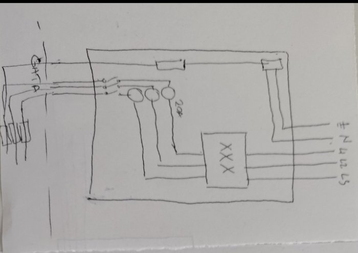 En handritad skiss av en elektrisk krets eller ett schema med komponenter och anslutningar, möjligtvis på ett papper.