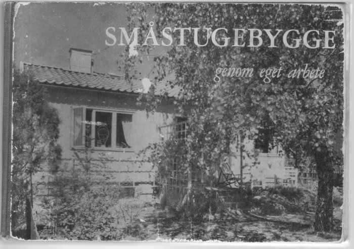 Svartvit bild, småhus, vegetation, text "SMÅSTUGEBYGGE genom eget arbete", gammal, slitet, historia, byggnad, trädgård.