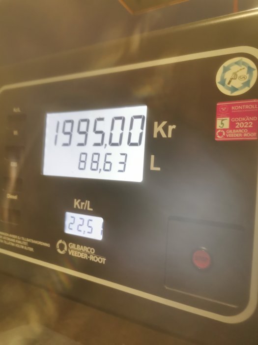 En bränslepump visar priset 1995,00 kronor för 88,63 liter diesel, pris per liter 22,50 kr.