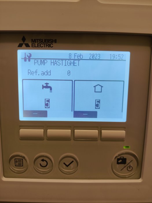 Digital display av Mitsubishi Electric, visar meddelande "PUMP HASTIGHET", knappar, och datum med tid.