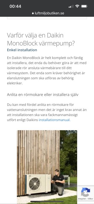 Webbsida om Daikin värmepump, installationsinformation, person vid enheten, grönt gräs, träplankvägg.