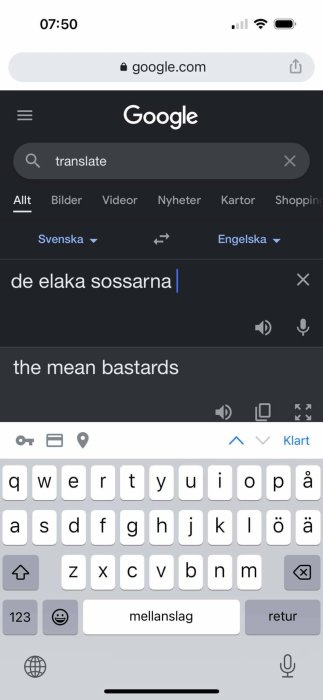 Skärmavbild av Google Översätt på en smartphone som översätter en svensk fras till engelska.