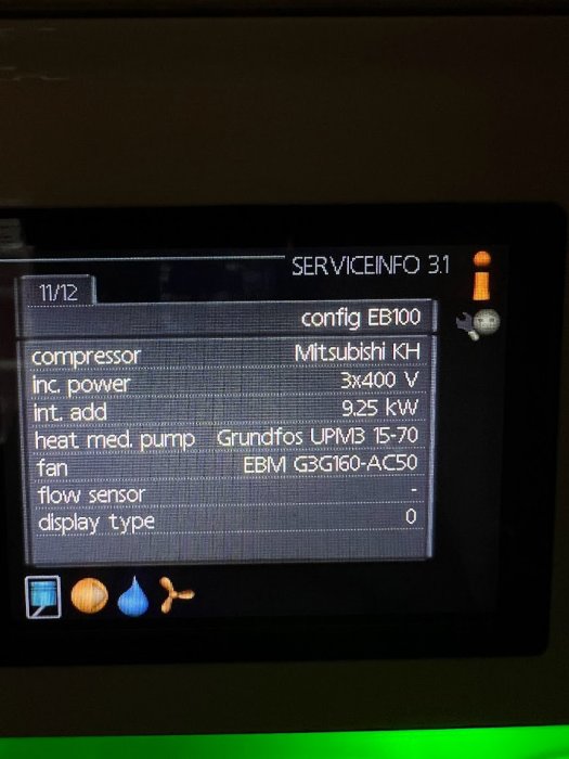 Digital skärm visar teknisk serviceinformation, kanske för en värmepump eller liknande system.