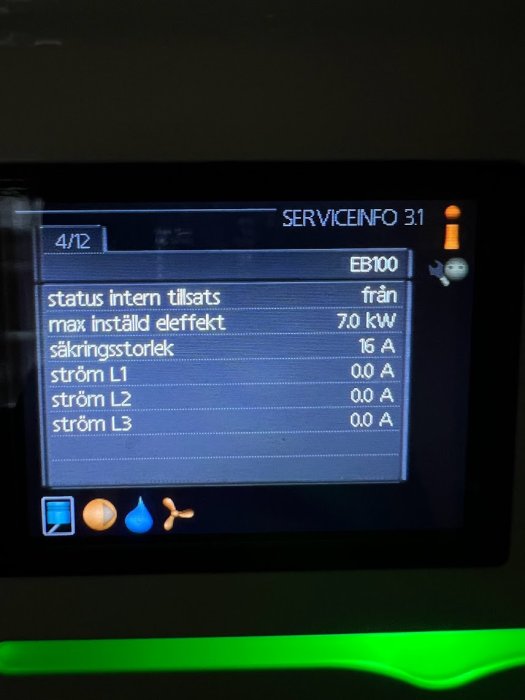 Digital display visar elektrisk status med ikoner för inställningar, vatten och temperatur nedtill.