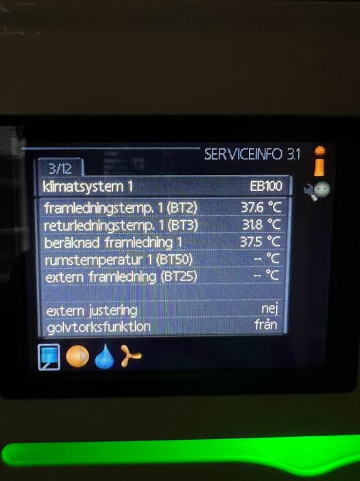 Digital display visar temperaturer för klimatsystem, inklusive framlednings- och returtemperatur, på svenska.