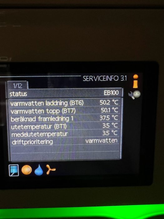 Panel som visar temperaturer och status för värmesystem. Text på svenska, tekniska detaljer, orange varningsikon.