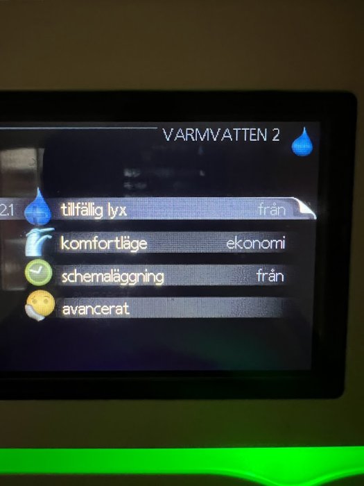 Digital gränssnitt för justering av varmvatten, med inställningar som komfort och ekonomi, möjligtvis en värmepump eller panna.