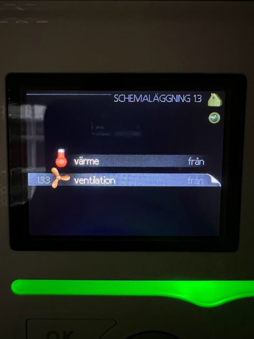 Digital kontrollpanel visar schemaläggning och justeringar för uppvärmning och ventilation på svenska.