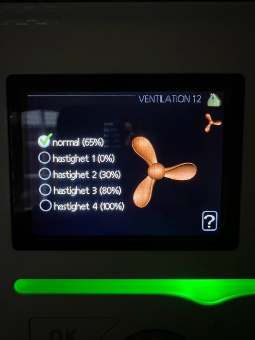 En digital skärm visar en ventilationspanel med fläktval och hastighetsprocent.