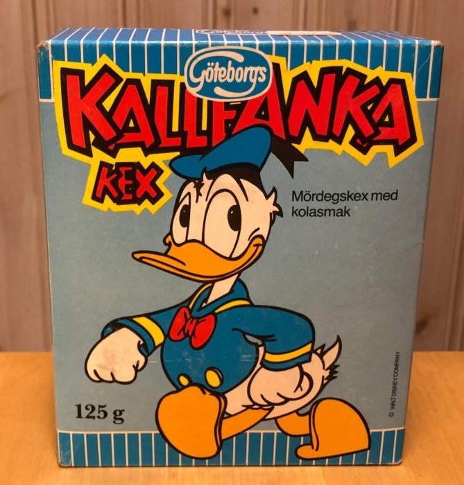 En kexförpackning med en animerad andfigur, "Källfänkla Kex", mördegskeks med kolasmak, 125 gram.