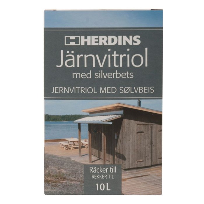 En förpackning Järnvitriol med text på svenska och norska, strandscen i bakgrunden, räcker till 10 liter.