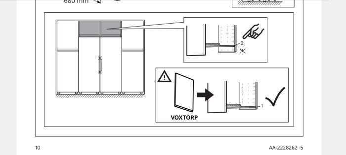 Monteringsanvisning för skåpluckor, märkta VOXTORP, inklusive beslag och rätt positionering av komponenter.