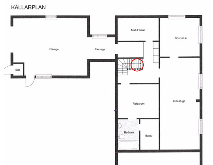 Planritning av källarplan med garage, matförråd, sovrum, relaxrum, gillestuga, badrum och bastu markerat.