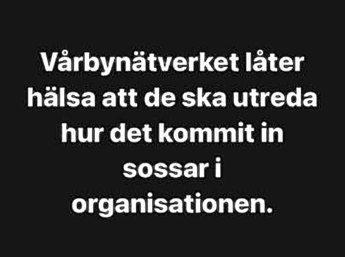 Svart bakgrund med vit text, skämt om utredning av "sossar" i en organisation.