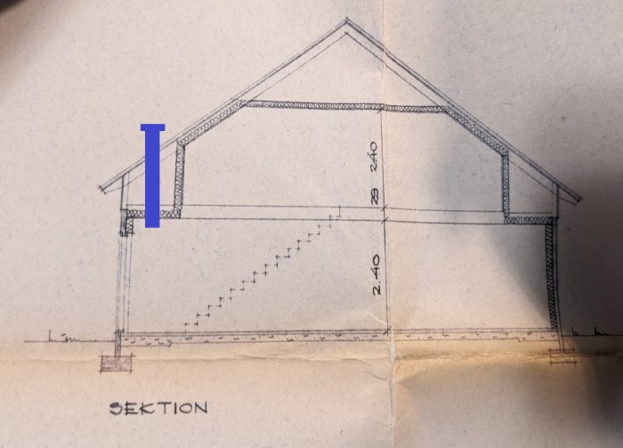Sektionsteckning av en byggnadsstruktur med måttangivelser, revor på papperet.