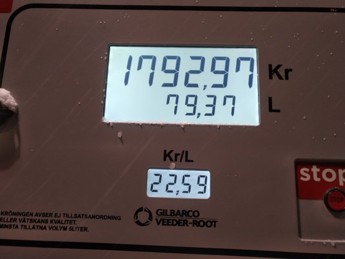 Bensinpumpdisplay visar kostnad och mängd bränsle, samt pris per liter.