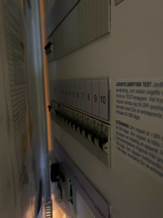 Vy av elektriska kretsbrytare; skenor syns; säkerhetsanvisningar; selektiv fokus; industriell känsla.