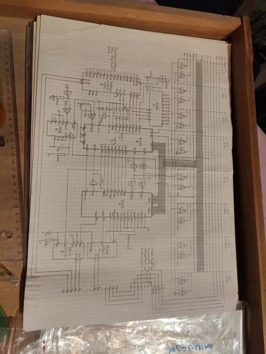 Schematisk ritning, elektronisk krets, papper, rutnät, teknisk, handritad, transistorer, motstånd, kondensatorer, låda i trä.