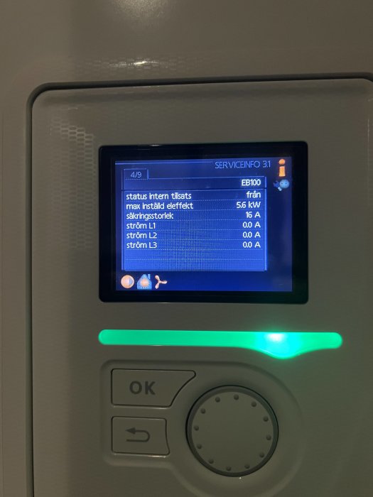 Display på utrustning visar teknisk information, status och inställningar med knappar och grönt ljus.