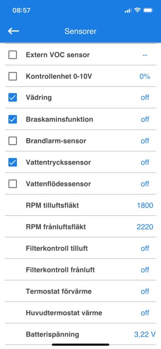 Skärmdump av en mobilapp som visar status för olika sensorer och system i ett smart hem.