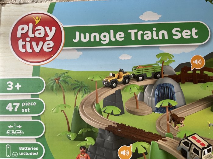 Förpackning för "Playtive Jungle Train Set" med 47 delar, lämplig för barn över 3 år, batterier ingår.