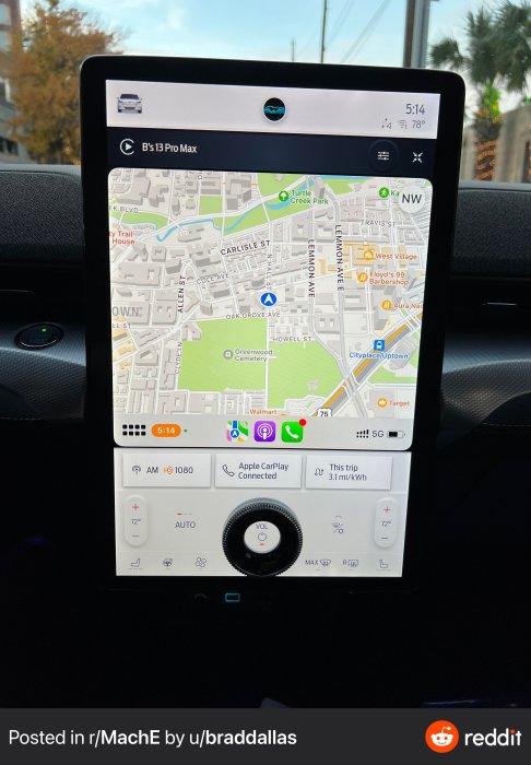 Bilens infotainmentsystem visar kartnavigering och Apple CarPlay, indikerar modern teknik och uppkoppling.