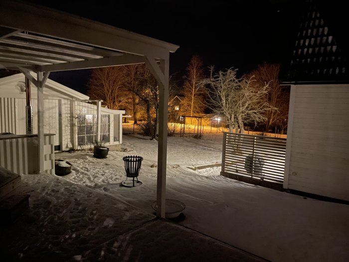 Kväll, snöig trädgård, veranda, ljussken, träden, tyst, grill, friluftskänsla, vinter, mysigt, hemtrevligt, utomhusmöbler.