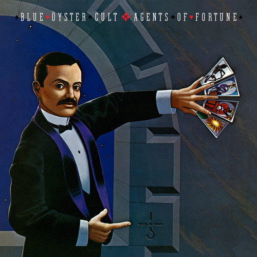 Man i kostym visar tarotkort, surrealistiska inslag, mörkblå bakgrund, albumomslag för "Blue Öyster Cult."