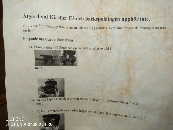 Instruktionsblad med åtgärder för fel E2/E3 på en apparat, tre bilder som visar steg, använt och fläckigt papper.