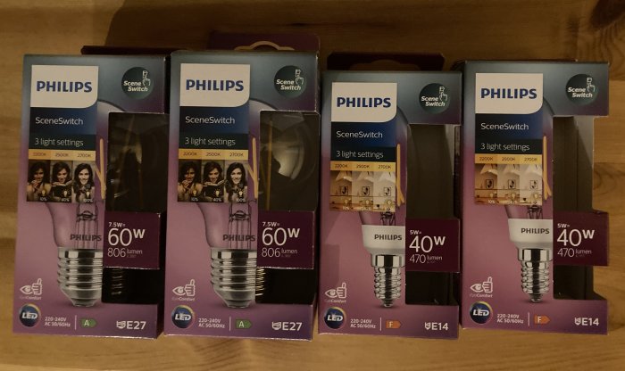 Fyra förpackningar av Philips SceneSwitch LED-glödlampor med olika effekt och sockeltyper.