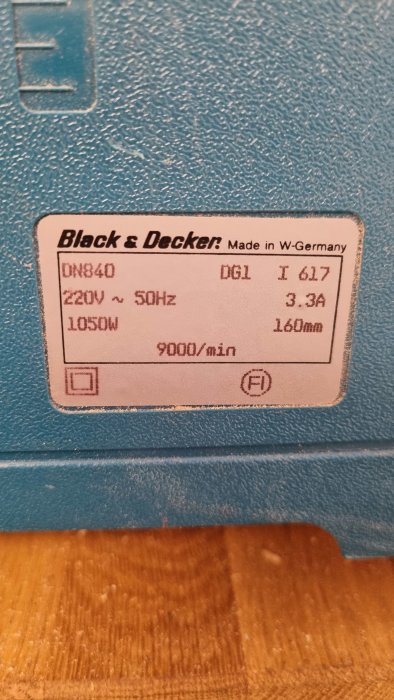 Typskylt på verktyg; Black & Decker; specifikationer; 220V, 50Hz, 1050W, Västtyskland.