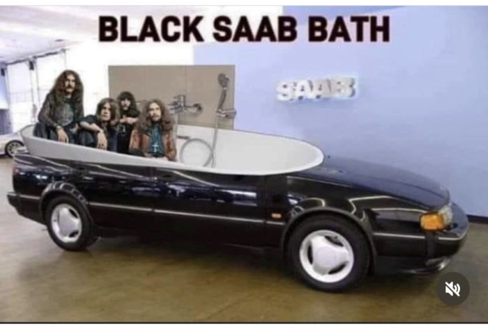 Fyra personer i ett badkar-formad Saab-bil; ordet "BLACK SAAB BATH" syns överlagrat. Humoristisk, redigerad bild.