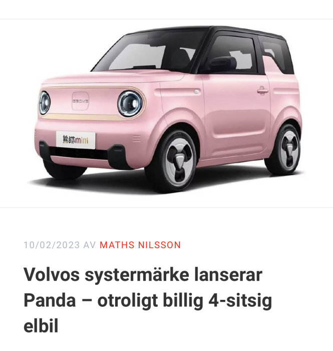 Ljusrosa, kompakt, fyrsitsig elbil, kallad "Panda", associerad med Volvos systermärke.