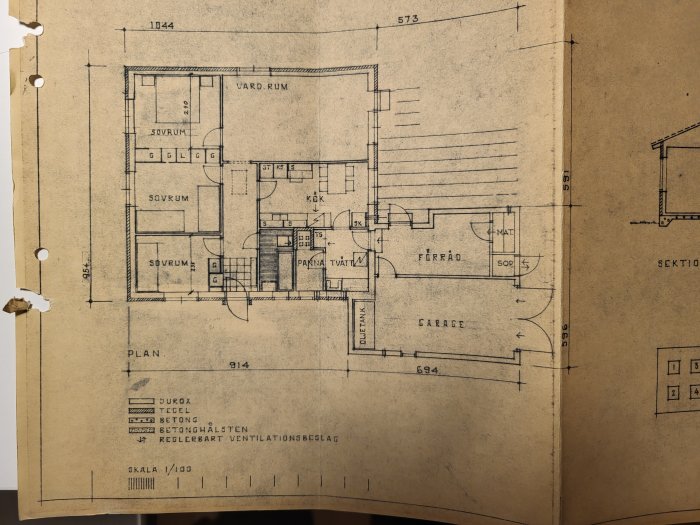 Gammal arkitektonisk ritning av husplan, innehåller sovrum, kök, garage och andra rum, beige papper, skala märkt.