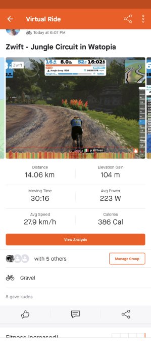 Skärmavbild av en virtuell cykeltur i Zwift, visar sträcka, tid, hastighet och kaloriförbrukning.