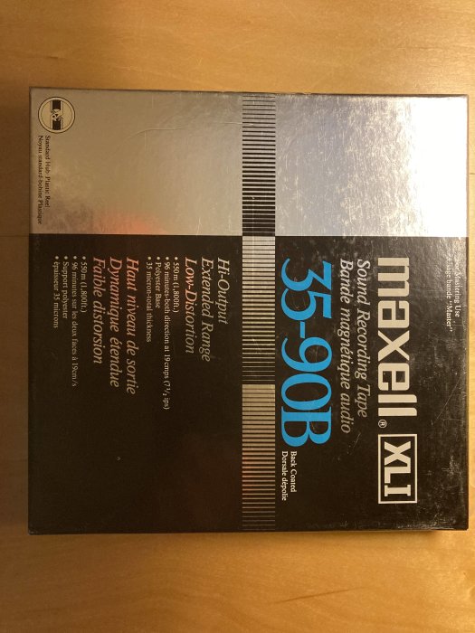 Maxell XLII 35-90B ljudband, högupplöst, utökad dynamisk räckvidd, kassettomslag, bord, träyta.