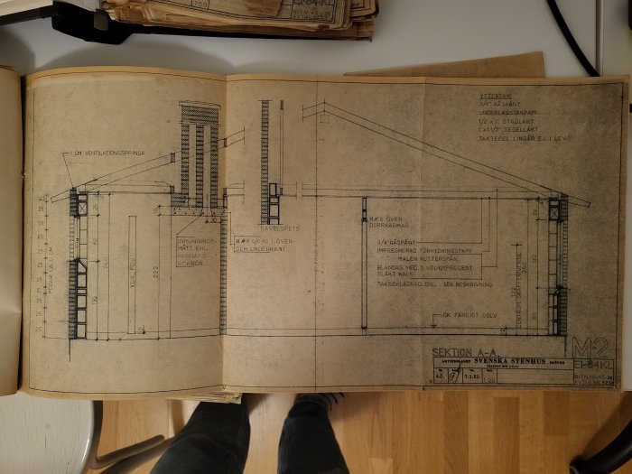 Arkitektonisk ritning i bok, byggnadsdetaljer, ventilationspringa, takkonstruktion, måttsättning, text på svenska.