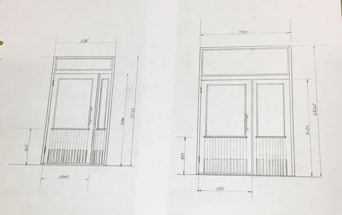 Två tekniska ritningar av dörrar med måttangivelser, den ena med enkeldörr, den andra med dubbeldörrar.